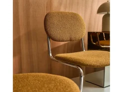Silla cantilever redondeada de metal, borreguito texturizado y patas