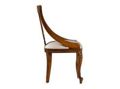 Silla Castle de madera maciza de caoba y tapizada en tela beige