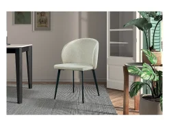 Silla con revestimiento de tela para comedor en color beige. Colección HARDIN