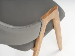 Silla contemporánea Scotia de madera y gris