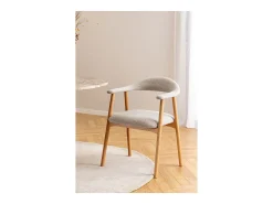 Silla de comedor Addi con reposabrazos bouclé beige.