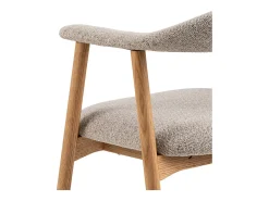 Silla de comedor Addi con reposabrazos bouclé beige.