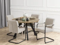 Silla de comedor Adele con reposabrazos beige.