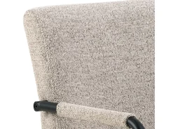 Silla de comedor Adele con reposabrazos beige.