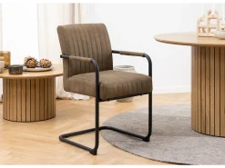 Silla de comedor Adele con reposabrazos marrón.