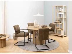 Silla de comedor Adele con reposabrazos marrón.