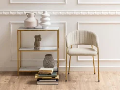 Silla de comedor Ann con reposabrazos beige.