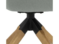 Silla de comedor Aura patas de roble, con reposabrazos y retorno giratorio color gris claro.