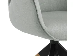 Silla de comedor Aura patas de roble, con reposabrazos y retorno giratorio color gris claro.