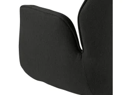 Silla de comedor Aura patas negras con reposabrazos y retorno en color gris oscuro.