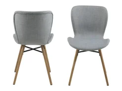 Silla de comedor Bali en tela gris claro y patas en roble macizo.