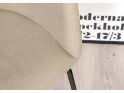 Silla de comedor Berit con reposabrazos beige.