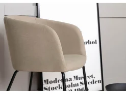 Silla de comedor Berit con reposabrazos beige.