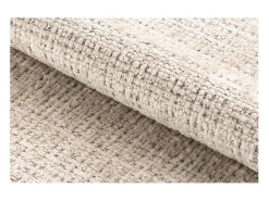 Silla de comedor Darlene con reposabrazos chenilla beige.