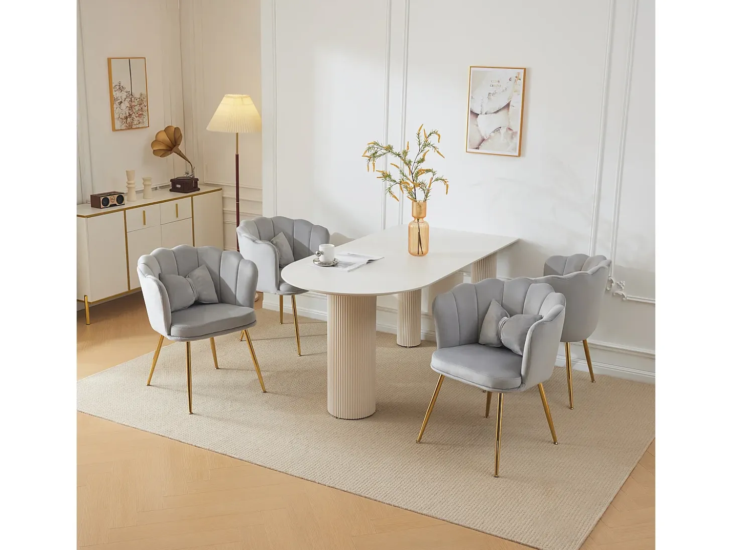 Silla de comedor de terciopelo con respaldo capitoné y patas de metal dorado – gris