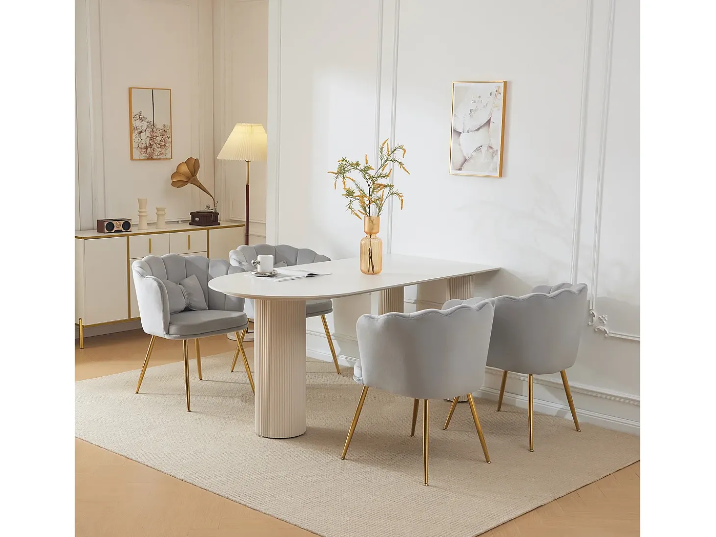Silla de comedor de terciopelo con respaldo capitoné y patas de metal dorado – gris