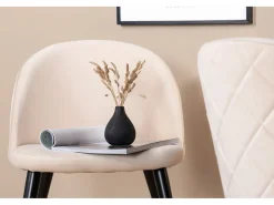 Silla de comedor de terciopelo beige.