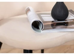 Silla de comedor de terciopelo beige.
