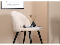 Silla de comedor de terciopelo beige.
