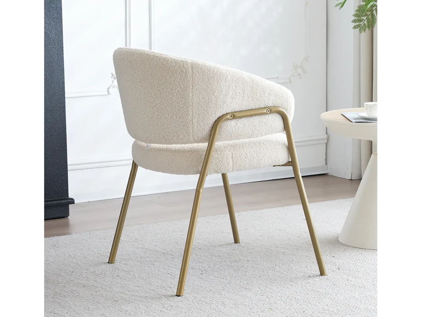 Silla de comedor de terciopelo blanco, diseño moderno, respaldo perforado, patas de metal dorado (49x48x78 cm)
