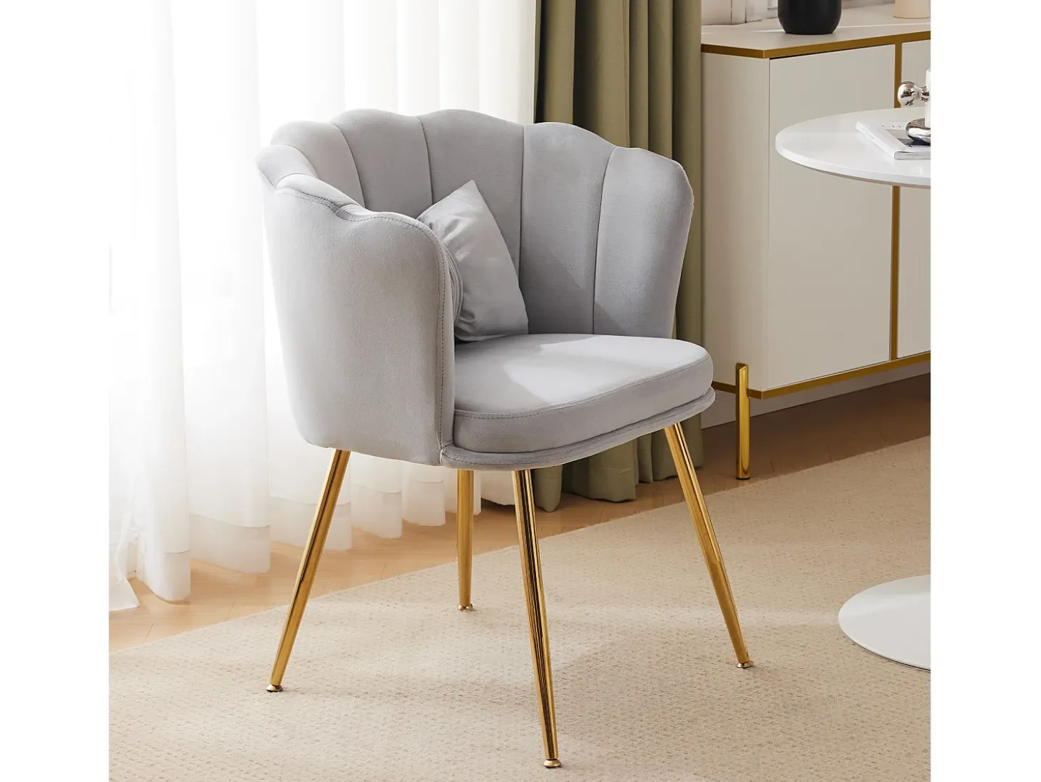 Silla de comedor de terciopelo con respaldo capitoné y patas de metal dorado – gris