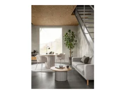 Silla de comedor Eleanor con reposabrazos tela beige.
