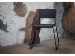 Silla de comedor Kenth en terciopelo negro.