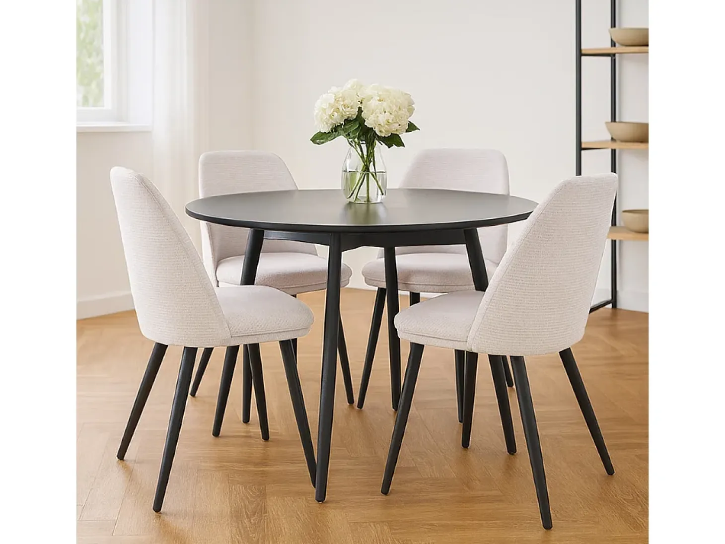 Silla de comedor Kety en microfibra beige con patas de metal negro