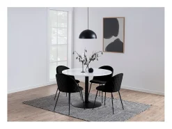 Silla de comedor Louise en terciopelo negro.