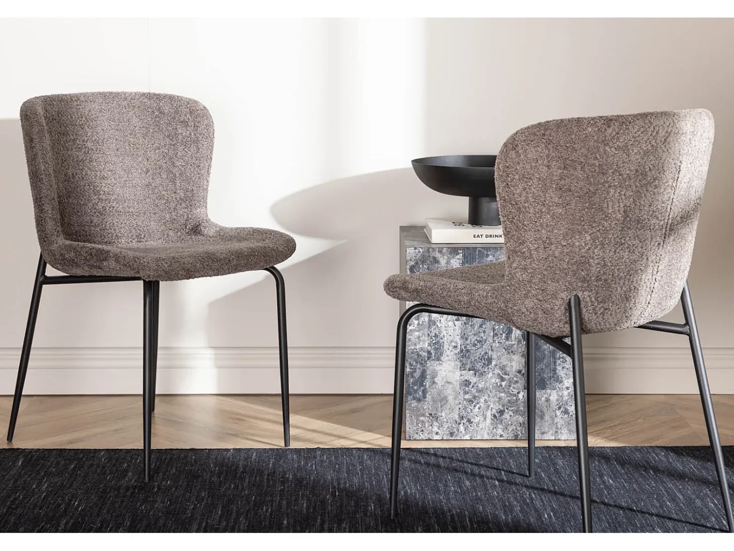 Silla de comedor Modesto marrón.