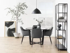 Silla de comedor usada con reposabrazos grises.