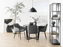 Silla de comedor usada con reposabrazos grises.