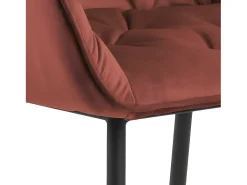 Silla de comedor usada con reposabrazos rojos.