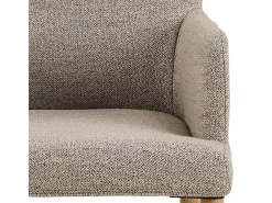 Silla de comedor Zoe con reposabrazos bouclé beige.