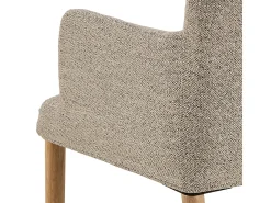 Silla de comedor Zoe con reposabrazos bouclé beige.