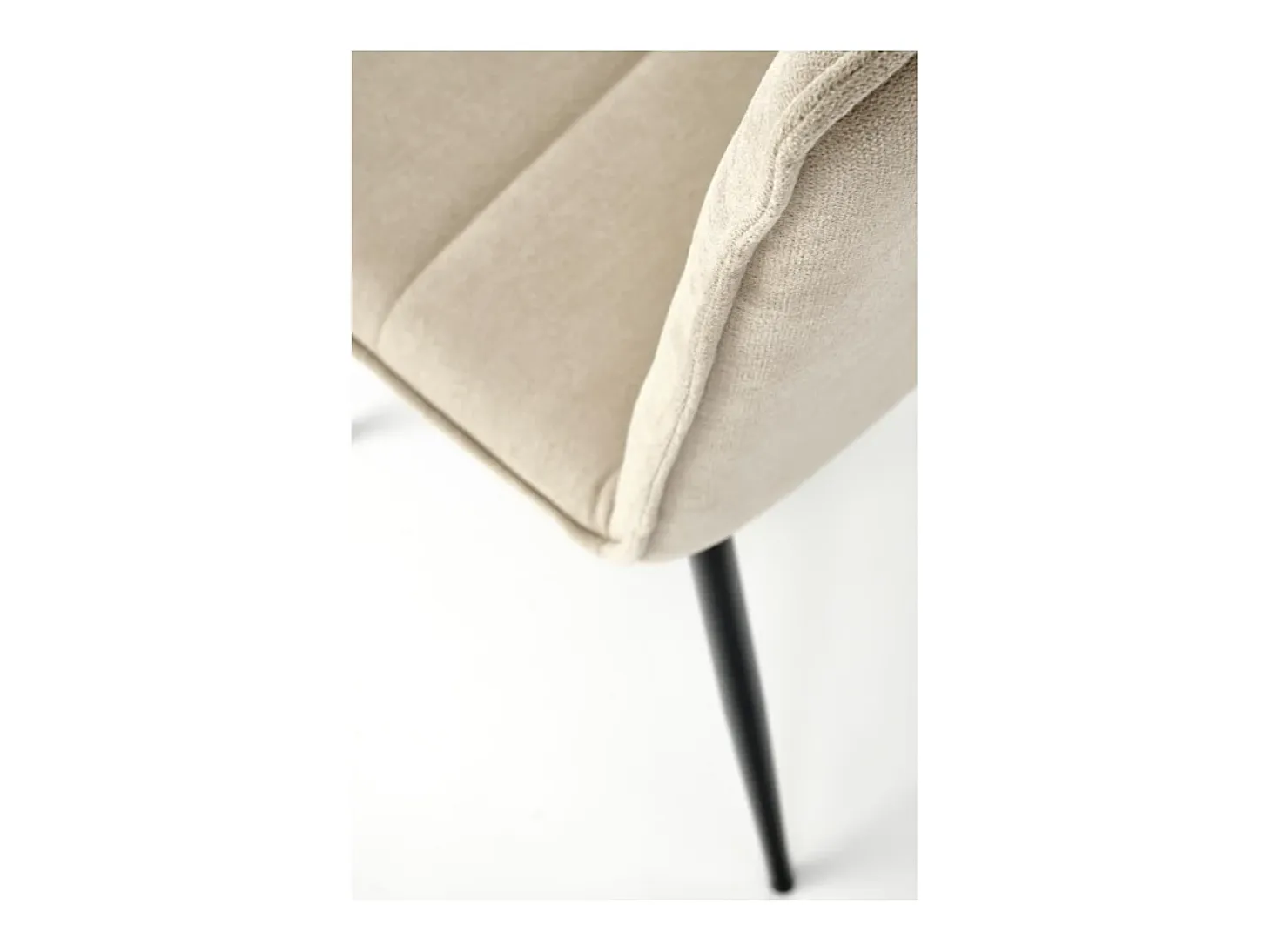 Silla de diseño Assia de tela beige con patas de metal negro