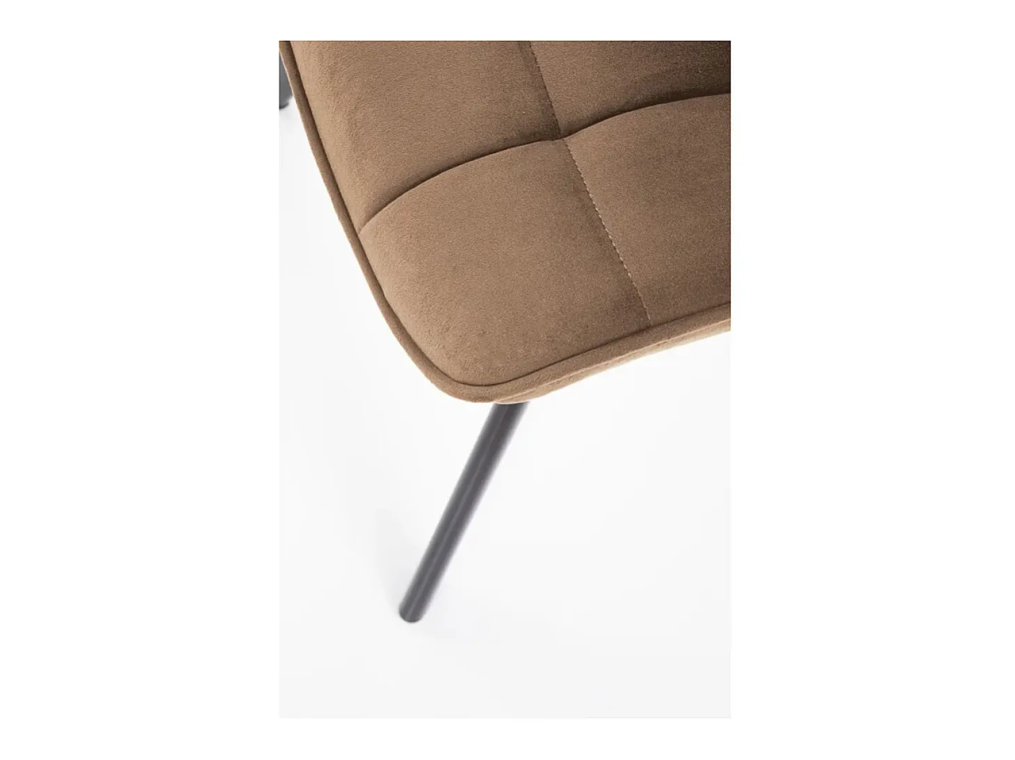 Silla de diseño Liberty de terciopelo beige con patas de metal negro