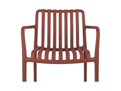 Silla de exterior Iside en plástico rojo ladrillo, confort premium con reposabrazos