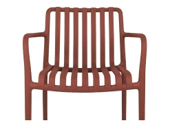 Silla de exterior Iside en plástico rojo ladrillo, confort premium con reposabrazos