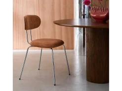 Silla de madera curvada teñida de nogal y tejido repelente al agua ,