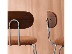 Silla de madera curvada teñida de nogal y tejido repelente al agua ,