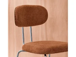 Silla de madera curvada teñida de nogal y tejido repelente al agua ,