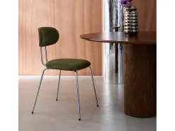 Silla de madera curvada teñida de nogal y tejido repelente al agua ,