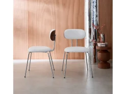 Silla de madera curvada teñida de nogal y tejido repelente al agua ,