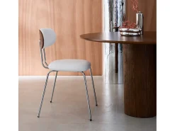 Silla de madera curvada teñida de nogal y tejido repelente al agua ,