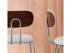 Silla de madera curvada teñida de nogal y tejido repelente al agua ,