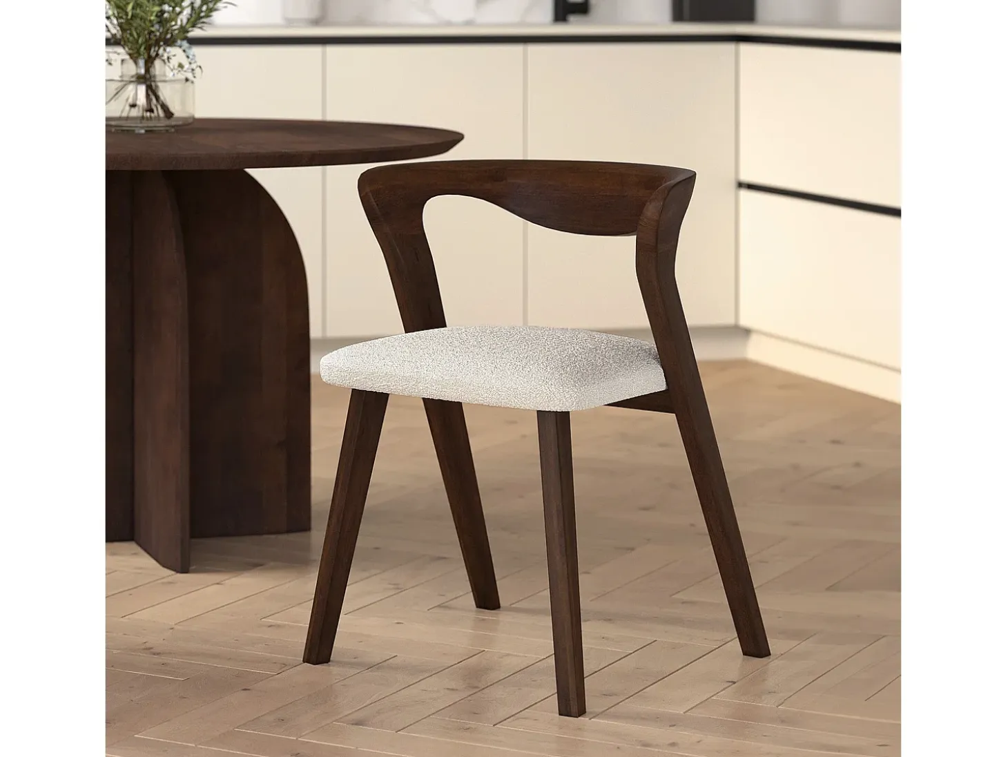 Silla de madera de hevea oscura y tejido bouclé crema - Vega