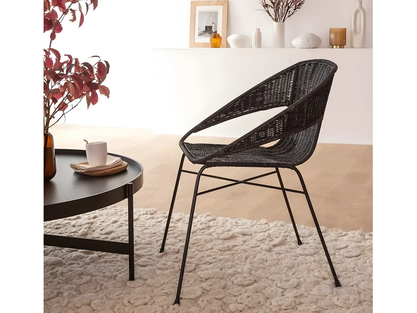 Silla de mimbre y metal Aurélien con reposabrazos negros para un estilo bohemio moderno