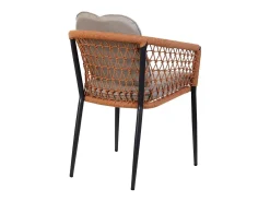 Silla de ratán beige para el hogar