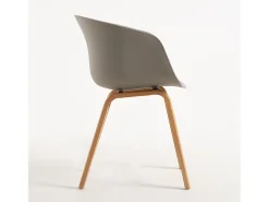 Silla escandinava con reposabrazos grises y patas Wau natural